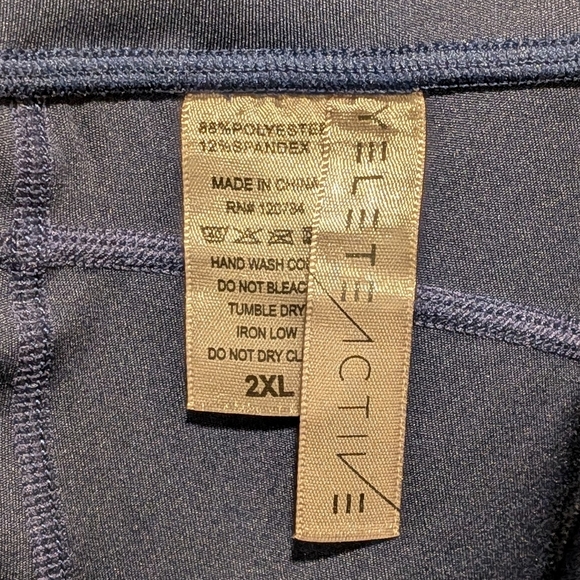 NWT Yelete Active 2XL Navy Blue Multi Pocket Capri Leggings - Picture 7 of 7